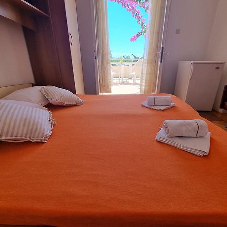 Rooms Gordy In The Center Novalja With Pool Buitenkant foto